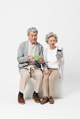 포토 JPG 스튜디오촬영 전신 응시 여자 노년 남자 포즈 남방 모션 실내 누끼 사람 앉기 두명 앞모습 캐주얼 금융 경제 실버라이프 노부부 한국인 가리킴 찡그림 60대 카디건 고민 흰배경 통장 70대 노후대책 긴팔티셔츠 노후자금 카드단말기 노인만 국내포토 라이프스타일 부부 시선 옷 감정 뷰포인트 백그라운드 셔츠 티셔츠 표정 동양인 손짓 성인 내부 노후 외투 흰색 단말기 성인만 파일형식