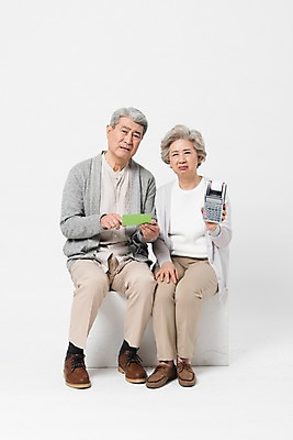 포토 JPG 스튜디오촬영 전신 응시 여자 노년 남자 포즈 남방 모션 실내 누끼 사람 앉기 두명 앞모습 캐주얼 금융 경제 실버라이프 노부부 한국인 가리킴 찡그림 60대 카디건 고민 흰배경 통장 70대 노후대책 긴팔티셔츠 노후자금 카드단말기 노인만 국내포토 라이프스타일 부부 시선 옷 감정 뷰포인트 백그라운드 셔츠 티셔츠 표정 동양인 손짓 성인 내부 노후 외투 흰색 단말기 성인만 파일형식