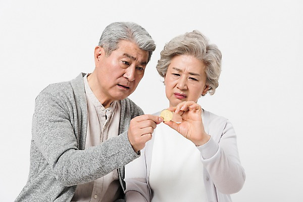 포토 JPG 스튜디오촬영 응시 여자 노년 남자 포즈 모션 실내 들기 누끼 사람 상반신 두명 앞모습 캐주얼 금융 경제 실버라이프 노부부 한국인 찡그림 60대 카디건 고민 호기심 흰배경 70대 노인만 가상화폐 국내포토 라이프스타일 부부 시선 옷 감정 뷰포인트 백그라운드 컨셉 돈 표정 동양인 성인 내부 외투 흰색 성인만 파일형식