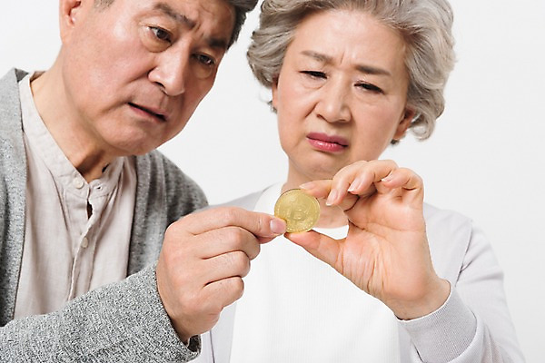 포토 JPG 스튜디오촬영 응시 여자 노년 남자 포즈 모션 실내 들기 누끼 사람 상반신 두명 앞모습 캐주얼 금융 경제 실버라이프 노부부 한국인 찡그림 60대 카디건 고민 호기심 흰배경 70대 노인만 가상화폐 국내포토 라이프스타일 부부 시선 옷 감정 뷰포인트 백그라운드 컨셉 돈 표정 동양인 성인 내부 외투 흰색 성인만 파일형식