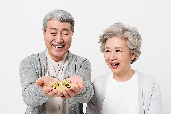 포토 JPG 스튜디오촬영 응시 여자 노년 남자 포즈 모션 실내 서기 웃음 들기 누끼 사람 상반신 두명 앞모습 캐주얼 금융 경제 실버라이프 노부부 기쁨 한국인 60대 손내밀기 카디건 흰배경 70대 노인만 가상화폐 국내포토 라이프스타일 부부 시선 옷 감정 뷰포인트 백그라운드 돈 표정 동양인 손짓 성인 내부 외투 흰색 성인만 파일형식