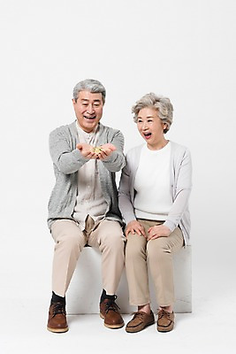 포토 JPG 스튜디오촬영 전신 여자 노년 남자 포즈 남방 모션 실내 미소 들기 누끼 사람 앉기 두명 앞모습 캐주얼 금융 경제 실버라이프 노부부 놀람 기쁨 한국인 60대 손내밀기 카디건 흰배경 70대 긴팔티셔츠 노인만 가상화폐 국내포토 라이프스타일 부부 옷 감정 뷰포인트 백그라운드 셔츠 티셔츠 돈 표정 동양인 손짓 성인 내부 외투 흰색 성인만 파일형식