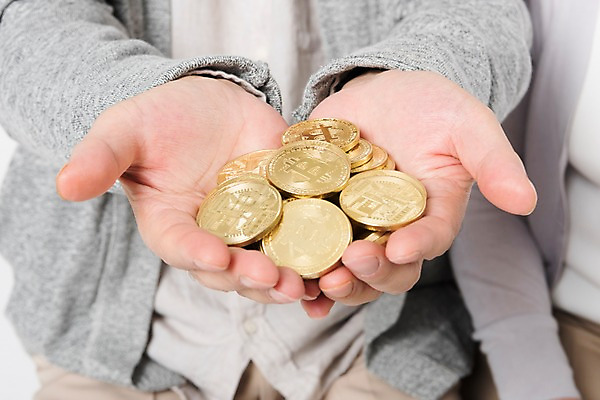 포토 JPG 스튜디오촬영 노년 남자 포즈 모션 실내 한명 들기 누끼 사람 근접촬영 상반신 앞모습 신체부위 캐주얼 금융 경제 실버라이프 한국인 양손 손내밀기 카디건 흰배경 70대 노인남자한명만 가상화폐 국내포토 1 라이프스타일 손 옷 뷰포인트 백그라운드 돈 동양인 손짓 성인 내부 외투 흰색 남자한명만 노인남자만 파일형식