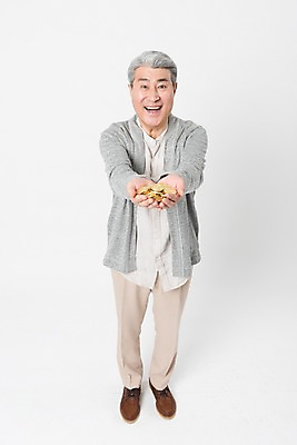 포토 JPG 스튜디오촬영 전신 응시 노년 남자 포즈 남방 바지 모션 실내 한명 서기 들기 누끼 사람 앞모습 캐주얼 금융 경제 실버라이프 하이앵글 기쁨 한국인 손내밀기 카디건 흰배경 70대 노인남자한명만 가상화폐 국내포토 1 라이프스타일 시선 옷 감정 뷰포인트 백그라운드 셔츠 돈 하의 동양인 손짓 성인 내부 외투 흰색 남자한명만 노인남자만 파일형식