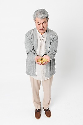포토 JPG 스튜디오촬영 전신 노년 남자 포즈 남방 바지 모션 실내 한명 서기 들기 누끼 사람 앞모습 캐주얼 금융 경제 실버라이프 하이앵글 한국인 찡그림 손내밀기 카디건 흰배경 70대 울상 노인남자한명만 가상화폐 국내포토 1 라이프스타일 옷 뷰포인트 백그라운드 셔츠 돈 하의 표정 동양인 손짓 성인 내부 외투 흰색 남자한명만 노인남자만 파일형식