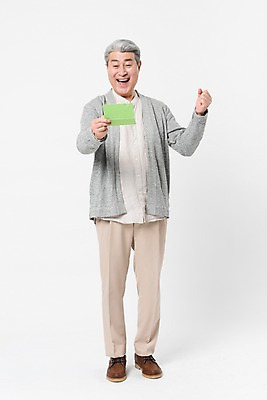 포토 JPG 스튜디오촬영 전신 응시 노년 남자 포즈 남방 바지 모션 실내 한명 서기 웃음 누끼 사람 앞모습 캐주얼 금융 경제 실버라이프 손들기 기쁨 한국인 카디건 흰배경 통장 70대 노후대책 노후자금 노인남자한명만 국내포토 1 라이프스타일 시선 옷 감정 뷰포인트 백그라운드 셔츠 하의 표정 동양인 성인 내부 노후 외투 흰색 남자한명만 노인남자만 파일형식