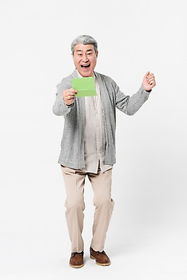 포토 JPG 스튜디오촬영 전신 응시 노년 남자 포즈 남방 바지 모션 실내 한명 서기 웃음 누끼 사람 앞모습 캐주얼 금융 경제 실버라이프 손들기 기쁨 한국인 카디건 흰배경 통장 70대 노후대책 노후자금 노인남자한명만 국내포토 1 라이프스타일 시선 옷 감정 뷰포인트 백그라운드 셔츠 하의 표정 동양인 성인 내부 노후 외투 흰색 남자한명만 노인남자만 파일형식