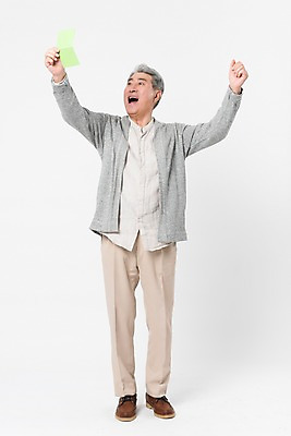 포토 JPG 스튜디오촬영 전신 응시 노년 남자 포즈 남방 바지 모션 실내 한명 서기 웃음 누끼 사람 앞모습 캐주얼 금융 경제 실버라이프 손들기 기쁨 만세 한국인 카디건 즐거움 흰배경 통장 70대 노후대책 노후자금 노인남자한명만 국내포토 1 라이프스타일 시선 옷 감정 뷰포인트 백그라운드 셔츠 하의 표정 동양인 성인 내부 노후 외투 흰색 남자한명만 노인남자만 파일형식