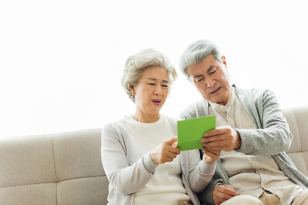 포토 JPG 스튜디오촬영 응시 여자 노년 남자 포즈 모션 실내 누끼 사람 앉기 상반신 두명 앞모습 캐주얼 금융 경제 실버라이프 소파 노부부 한국인 찡그림 60대 카디건 흰배경 통장 70대 노후대책 노후자금 노인만 국내포토 라이프스타일 부부 시선 옷 뷰포인트 백그라운드 의자 표정 동양인 성인 내부 노후 외투 흰색 성인만 파일형식