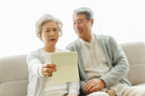 포토 JPG 스튜디오촬영 응시 여자 노년 남자 포즈 모션 실내 웃음 들기 누끼 사람 앉기 근접촬영 상반신 두명 앞모습 캐주얼 금융 경제 실버라이프 소파 노부부 한국인 찡그림 60대 카디건 흰배경 통장 70대 노후대책 노후자금 노인만 국내포토 라이프스타일 부부 시선 옷 뷰포인트 백그라운드 의자 표정 동양인 성인 내부 노후 외투 흰색 성인만 파일형식