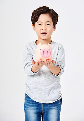 포토 JPG 스튜디오촬영 응시 남자 어린이라이프 어린이 포즈 남방 모션 실내 한명 서기 미소 누끼 사람 소년 상반신 앞모습 캐주얼 금융 경제 유치원생 저축 한국인 돼지저금통 청바지 손내밀기 흰배경 어린이경제 천진난만 소년한명만 금융의날 국내포토 1 라이프스타일 시선 옷 뷰포인트 백그라운드 컨셉 셔츠 바지 표정 동양인 손짓 내부 저금통 흰색 남자한명만 소년만 파일형식 법정기념일