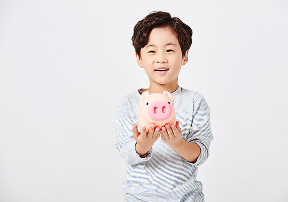 포토 JPG 스튜디오촬영 응시 남자 어린이라이프 어린이 포즈 모션 실내 한명 서기 미소 누끼 사람 소년 상반신 앞모습 캐주얼 금융 경제 유치원생 저축 한국인 돼지저금통 흰배경 어린이경제 긴팔티셔츠 천진난만 소년한명만 금융의날 국내포토 1 라이프스타일 시선 옷 뷰포인트 백그라운드 컨셉 티셔츠 표정 동양인 내부 저금통 흰색 남자한명만 소년만 파일형식 법정기념일