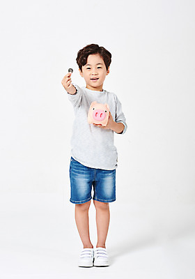 포토 JPG 스튜디오촬영 전신 응시 남자 어린이라이프 어린이 포즈 운동화 반바지 모션 실내 한명 서기 미소 들기 누끼 사람 소년 앞모습 캐주얼 금융 경제 한개 동전 유치원생 저축 한국인 돼지저금통 절약 흰배경 어린이경제 천진난만 소년한명만 금융의날 국내포토 1 라이프스타일 시선 옷 뷰포인트 백그라운드 신발 컨셉 돈 바지 표정 동양인 내부 저금통 흰색 남자한명만 소년만 파일형식 법정기념일