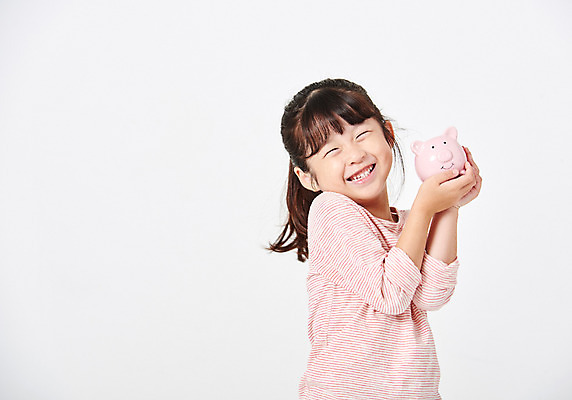 포토 JPG 스튜디오촬영 여자 어린이라이프 어린이 포즈 모션 실내 한명 서기 웃음 들기 누끼 사람 소녀 상반신 옆모습 캐주얼 금융 경제 유치원생 저축 한국인 돼지저금통 흰배경 어린이경제 긴팔티셔츠 천진난만 소녀한명만 금융의날 국내포토 1 라이프스타일 옷 뷰포인트 백그라운드 컨셉 티셔츠 표정 동양인 내부 저금통 흰색 여자한명만 소녀만 파일형식 법정기념일