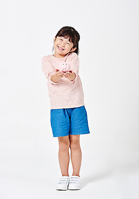 포토 JPG 스튜디오촬영 전신 응시 여자 어린이라이프 어린이 포즈 운동화 반바지 모션 실내 한명 서기 미소 누끼 사람 소녀 앞모습 캐주얼 금융 경제 유치원생 저축 한국인 돼지저금통 절약 손내밀기 흰배경 어린이경제 천진난만 소녀한명만 금융의날 국내포토 1 라이프스타일 시선 옷 뷰포인트 백그라운드 신발 컨셉 바지 표정 동양인 손짓 내부 저금통 흰색 여자한명만 소녀만 파일형식 법정기념일