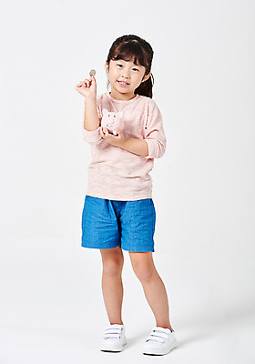 포토 JPG 스튜디오촬영 전신 응시 여자 어린이라이프 어린이 포즈 운동화 반바지 모션 실내 한명 서기 미소 들기 누끼 사람 소녀 앞모습 캐주얼 금융 경제 한개 동전 유치원생 저축 한국인 돼지저금통 절약 흰배경 어린이경제 천진난만 소녀한명만 금융의날 국내포토 1 라이프스타일 시선 옷 뷰포인트 백그라운드 신발 컨셉 돈 바지 표정 동양인 내부 저금통 흰색 여자한명만 소녀만 파일형식 법정기념일
