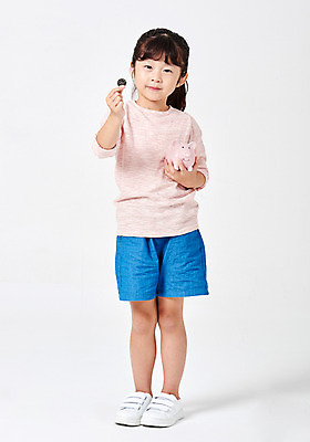 포토 JPG 스튜디오촬영 전신 응시 여자 어린이라이프 어린이 포즈 운동화 반바지 모션 실내 한명 서기 들기 누끼 사람 소녀 앞모습 캐주얼 금융 경제 한개 동전 유치원생 저축 한국인 돼지저금통 절약 흰배경 어린이경제 천진난만 소녀한명만 금융의날 국내포토 1 라이프스타일 시선 옷 뷰포인트 백그라운드 신발 컨셉 돈 바지 동양인 내부 저금통 흰색 여자한명만 소녀만 파일형식 법정기념일