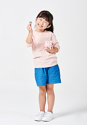 포토 JPG 스튜디오촬영 전신 응시 여자 어린이라이프 어린이 포즈 운동화 반바지 모션 실내 한명 서기 미소 들기 누끼 사람 소녀 앞모습 캐주얼 금융 경제 한개 동전 유치원생 저축 한국인 돼지저금통 절약 흰배경 어린이경제 천진난만 소녀한명만 금융의날 국내포토 1 라이프스타일 시선 옷 뷰포인트 백그라운드 신발 컨셉 돈 바지 표정 동양인 내부 저금통 흰색 여자한명만 소녀만 파일형식 법정기념일