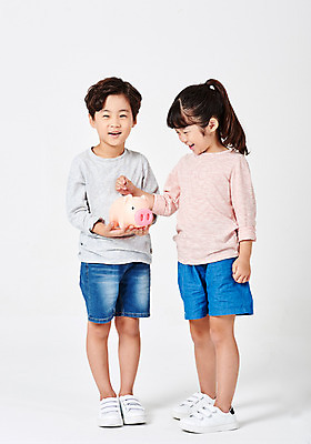 포토 JPG 스튜디오촬영 전신 응시 여자 남자 어린이라이프 어린이 포즈 운동화 반바지 모션 실내 서기 미소 누끼 사람 소녀 소년 두명 앞모습 옆모습 캐주얼 금융 경제 친구 동전 유치원생 저축 한국인 돼지저금통 절약 흰배경 어린이경제 넣기 천진난만 어린이만 금융의날 국내포토 라이프스타일 시선 옷 뷰포인트 백그라운드 신발 컨셉 돈 바지 관계 표정 동양인 내부 저금통 흰색 파일형식 법정기념일