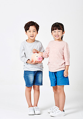 포토 JPG 스튜디오촬영 전신 응시 여자 남자 어린이라이프 어린이 포즈 운동화 반바지 모션 실내 서기 미소 누끼 사람 소녀 소년 두명 앞모습 캐주얼 금융 경제 친구 동전 유치원생 저축 한국인 돼지저금통 절약 흰배경 어린이경제 넣기 천진난만 어린이만 금융의날 국내포토 라이프스타일 시선 옷 뷰포인트 백그라운드 신발 컨셉 돈 바지 관계 표정 동양인 내부 저금통 흰색 파일형식 법정기념일
