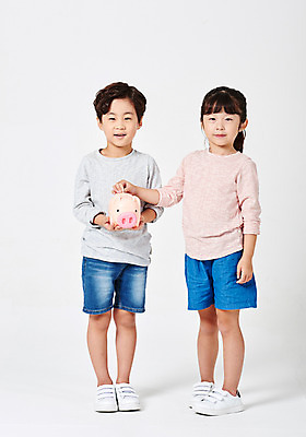 포토 JPG 스튜디오촬영 전신 응시 여자 남자 어린이라이프 어린이 포즈 운동화 반바지 모션 실내 서기 미소 들기 누끼 사람 소녀 소년 두명 앞모습 캐주얼 금융 경제 친구 동전 유치원생 저축 한국인 돼지저금통 절약 흰배경 어린이경제 넣기 천진난만 어린이만 금융의날 국내포토 라이프스타일 시선 옷 뷰포인트 백그라운드 신발 컨셉 돈 바지 관계 표정 동양인 내부 저금통 흰색 파일형식 법정기념일