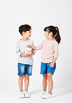 포토 JPG 스튜디오촬영 전신 응시 여자 남자 어린이라이프 어린이 포즈 운동화 반바지 모션 실내 서기 미소 들기 누끼 사람 소녀 소년 두명 앞모습 옆모습 캐주얼 금융 경제 친구 마주보기 동전 유치원생 저축 한국인 돼지저금통 절약 흰배경 어린이경제 넣기 천진난만 어린이만 금융의날 국내포토 라이프스타일 시선 옷 뷰포인트 백그라운드 신발 컨셉 돈 바지 관계 표정 동양인 내부 저금통 흰색 파일형식 법정기념일