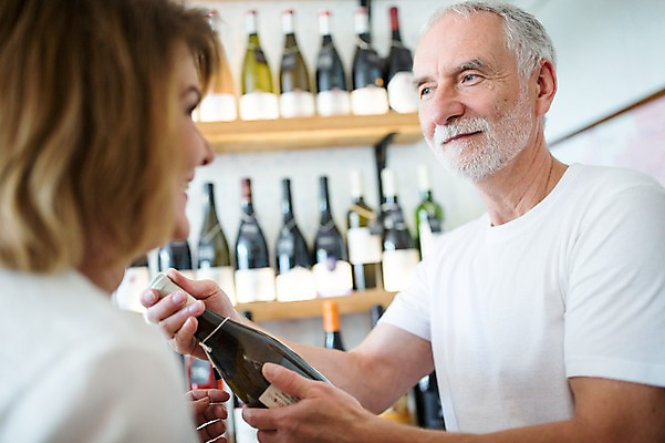 포토 JPG 주간 서양인 응시 여자 노년 남자 50대 데이트 실내 미소 사람 상반신 두명 옆모습 실버라이프 장보기 마주보기 상점 와인 노부부 로맨틱 와인병 진열장 노인만 국내포토 자연요소 외국인 라이프스타일 부부 시선 뷰포인트 중년 컨셉 모션 병_용기 주류 표정 성인 내부 성인만 파일형식