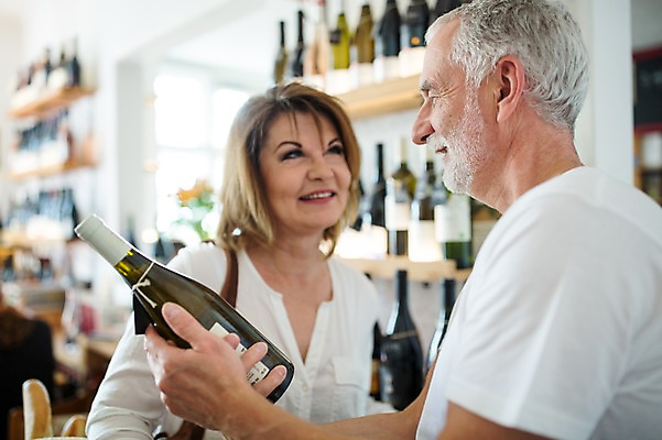 포토 JPG 주간 서양인 응시 여자 노년 남자 50대 데이트 실내 미소 사람 상반신 두명 앞모습 옆모습 실버라이프 장보기 상점 와인 노부부 로맨틱 와인병 진열장 노인만 국내포토 자연요소 외국인 라이프스타일 부부 시선 뷰포인트 중년 컨셉 병_용기 주류 표정 성인 내부 성인만 파일형식