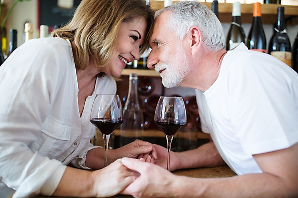 포토 JPG 주간 서양인 응시 여자 노년 남자 50대 와인잔 데이트 실내 미소 사람 상반신 두명 옆모습 실버라이프 마주보기 레스토랑 와인 손잡기 노부부 로맨틱 와인병 노인만 머리맞대기 국내포토 자연요소 외국인 라이프스타일 부부 시선 뷰포인트 중년 컨셉 술잔 모션 병_용기 주류 표정 성인 내부 식당 성인만 파일형식