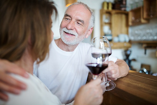 포토 JPG 주간 서양인 응시 여자 노년 남자 50대 와인잔 데이트 실내 미소 들기 사람 상반신 두명 앞모습 옆모습 실버라이프 마주보기 레스토랑 와인 노부부 로맨틱 노인만 어깨에손 국내포토 자연요소 외국인 라이프스타일 부부 시선 뷰포인트 중년 컨셉 술잔 모션 주류 표정 성인 내부 식당 성인만 파일형식