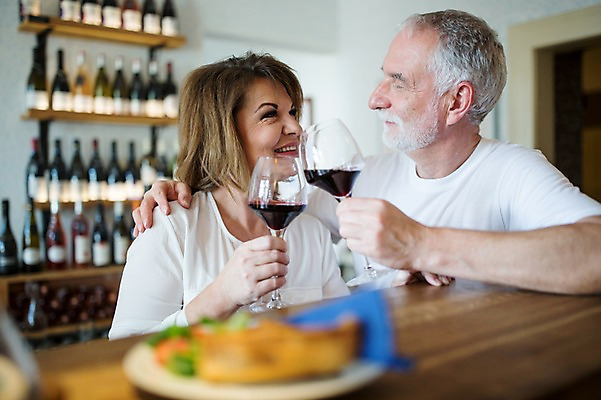 포토 JPG 주간 서양인 응시 여자 노년 남자 50대 와인잔 데이트 실내 미소 사람 상반신 두명 옆모습 실버라이프 마주보기 레스토랑 와인 노부부 로맨틱 건배 노인만 어깨에손 국내포토 자연요소 외국인 라이프스타일 부부 시선 뷰포인트 중년 컨셉 술잔 모션 주류 표정 성인 내부 식당 성인만 파일형식