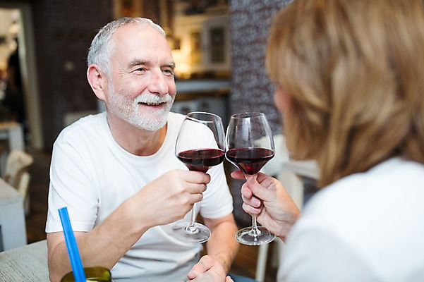 포토 JPG 주간 서양인 응시 여자 노년 남자 50대 와인잔 데이트 실내 미소 들기 사람 상반신 두명 옆모습 뒷모습 실버라이프 마주보기 레스토랑 와인 손잡기 노부부 로맨틱 건배 마주앉기 노인만 국내포토 자연요소 외국인 라이프스타일 부부 시선 뷰포인트 중년 컨셉 술잔 모션 주류 표정 앉기 성인 내부 식당 성인만 파일형식