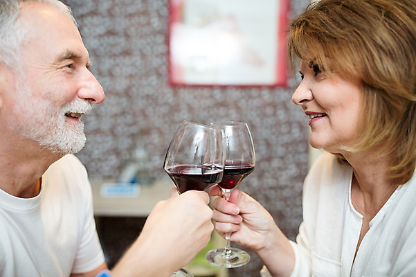 포토 JPG 주간 서양인 응시 여자 노년 남자 50대 와인잔 데이트 실내 미소 사람 상반신 두명 옆모습 실버라이프 마주보기 레스토랑 와인 노부부 로맨틱 건배 노인만 국내포토 자연요소 외국인 라이프스타일 부부 시선 뷰포인트 중년 컨셉 술잔 모션 주류 표정 성인 내부 식당 성인만 파일형식