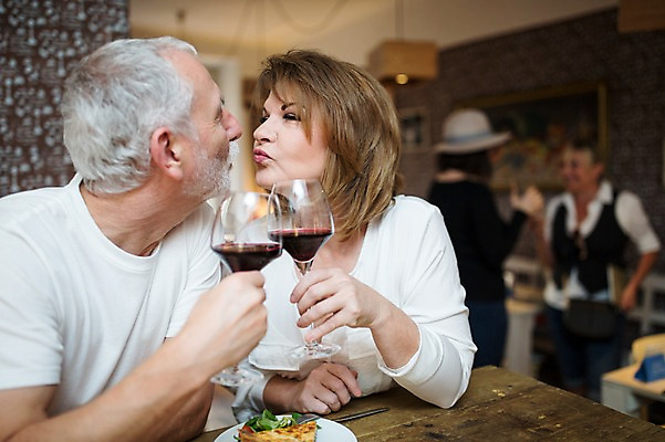 포토 JPG 주간 서양인 응시 여자 노년 남자 50대 와인잔 데이트 탁자 키스 실내 들기 사람 앉기 상반신 두명 앞모습 실버라이프 마주보기 레스토랑 와인 노부부 로맨틱 건배 노인만 국내포토 자연요소 외국인 라이프스타일 부부 시선 뷰포인트 중년 가구 컨셉 술잔 모션 주류 성인 내부 식당 애정표현 성인만 파일형식
