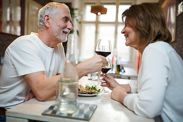 포토 JPG 주간 서양인 응시 여자 노년 남자 50대 와인잔 데이트 탁자 실내 미소 사람 앉기 상반신 두명 옆모습 실버라이프 마주보기 레스토랑 와인 노부부 로맨틱 건배 노인만 국내포토 자연요소 외국인 라이프스타일 부부 시선 뷰포인트 중년 가구 컨셉 술잔 모션 주류 표정 성인 내부 식당 성인만 파일형식