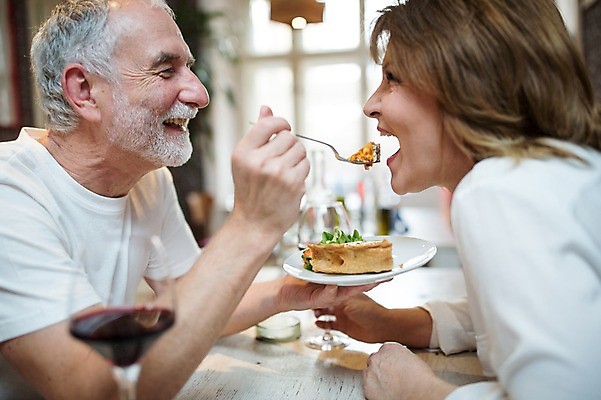 포토 JPG 주간 서양인 응시 여자 노년 남자 음식 50대 데이트 실내 미소 사람 상반신 두명 옆모습 실버라이프 마주보기 레스토랑 노부부 로맨틱 먹여주기 즐거움 마주앉기 노인만 국내포토 자연요소 외국인 라이프스타일 부부 시선 감정 뷰포인트 중년 컨셉 모션 표정 앉기 성인 내부 식당 먹기 성인만 파일형식
