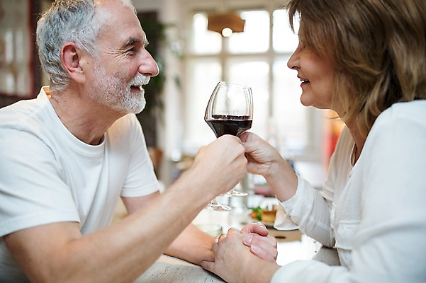 포토 JPG 주간 서양인 응시 여자 노년 남자 50대 와인잔 데이트 탁자 실내 미소 사람 상반신 두명 옆모습 실버라이프 마주보기 레스토랑 와인 손잡기 노부부 로맨틱 건배 마주앉기 노인만 국내포토 자연요소 외국인 라이프스타일 부부 시선 뷰포인트 중년 가구 컨셉 술잔 모션 주류 표정 앉기 성인 내부 식당 성인만 파일형식