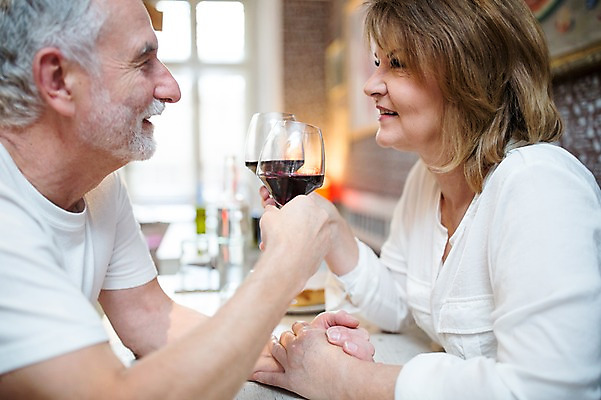 포토 JPG 주간 서양인 응시 여자 노년 남자 50대 와인잔 데이트 실내 미소 사람 상반신 두명 옆모습 실버라이프 마주보기 레스토랑 와인 손잡기 노부부 로맨틱 건배 마주앉기 노인만 국내포토 자연요소 외국인 라이프스타일 부부 시선 뷰포인트 중년 컨셉 술잔 모션 주류 표정 앉기 성인 내부 식당 성인만 파일형식