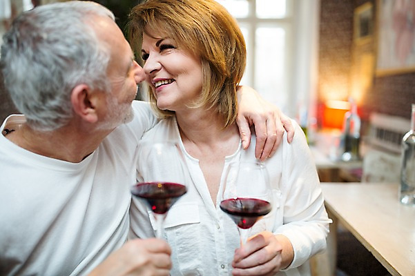 포토 JPG 주간 서양인 응시 여자 노년 남자 50대 와인잔 데이트 안기 실내 미소 들기 사람 상반신 두명 앞모습 실버라이프 마주보기 레스토랑 와인 노부부 로맨틱 노인만 국내포토 자연요소 외국인 라이프스타일 부부 시선 뷰포인트 중년 컨셉 술잔 모션 주류 표정 성인 내부 식당 성인만 파일형식