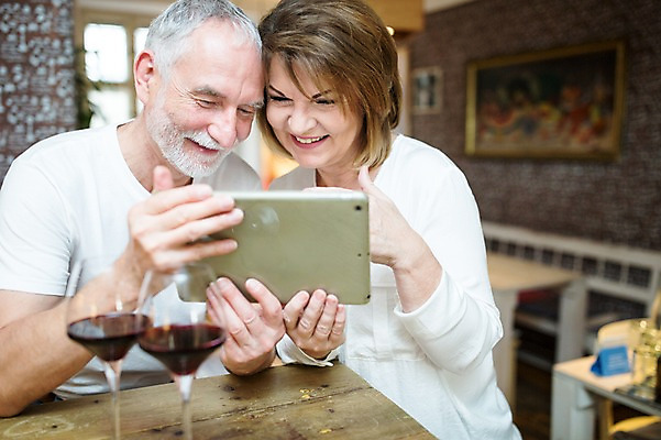 포토 JPG 주간 서양인 응시 여자 노년 남자 50대 와인잔 데이트 탁자 실내 미소 사람 상반신 두명 앞모습 실버라이프 태블릿 레스토랑 와인 노부부 로맨틱 노인만 국내포토 자연요소 외국인 라이프스타일 부부 시선 뷰포인트 중년 가구 컨셉 술잔 주류 표정 성인 내부 전자제품 스마트기기 식당 성인만 파일형식
