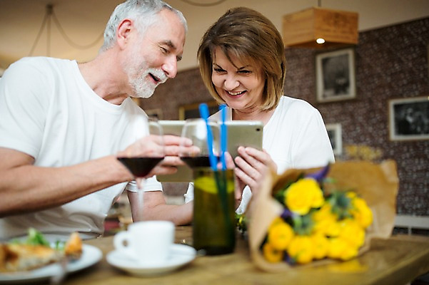 포토 JPG 주간 서양인 응시 여자 노년 남자 50대 데이트 탁자 실내 미소 사람 앉기 상반신 두명 앞모습 옆모습 실버라이프 태블릿 레스토랑 노부부 로맨틱 노인만 국내포토 자연요소 외국인 라이프스타일 부부 시선 뷰포인트 중년 가구 컨셉 모션 표정 성인 내부 전자제품 스마트기기 식당 성인만 파일형식