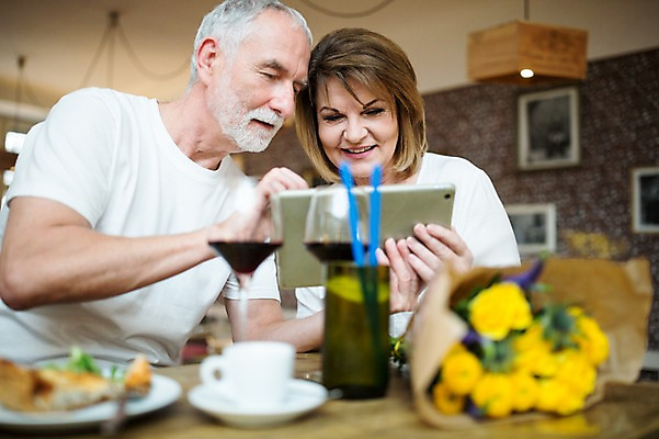 포토 JPG 주간 서양인 응시 여자 노년 남자 50대 데이트 탁자 실내 미소 사람 상반신 두명 앞모습 실버라이프 태블릿 레스토랑 노부부 로맨틱 터치 노인만 국내포토 자연요소 외국인 라이프스타일 부부 시선 뷰포인트 중년 가구 컨셉 표정 성인 내부 전자제품 스마트기기 식당 성인만 파일형식