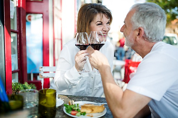 포토 JPG 주간 서양인 응시 여자 노년 남자 50대 와인잔 데이트 탁자 미소 사람 상반신 야외 두명 앞모습 옆모습 실버라이프 마주보기 레스토랑 와인 노부부 로맨틱 건배 카페테라스 노인만 국내포토 자연요소 외국인 라이프스타일 부부 시선 뷰포인트 중년 가구 컨셉 술잔 모션 주류 표정 성인 식당 카페 성인만 파일형식