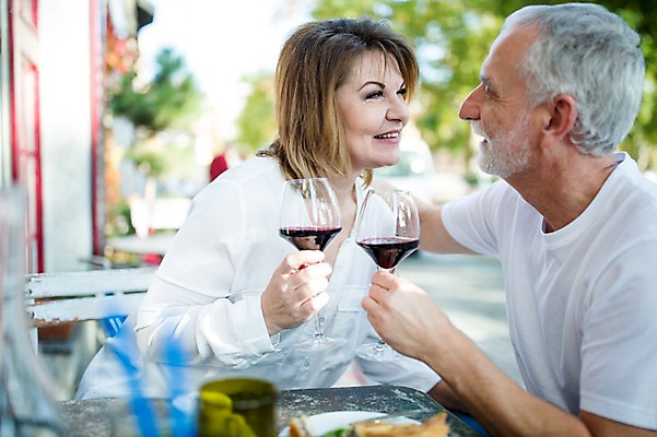 포토 JPG 주간 서양인 응시 여자 노년 남자 50대 와인잔 데이트 미소 들기 사람 앉기 상반신 야외 두명 옆모습 실버라이프 마주보기 레스토랑 와인 노부부 로맨틱 카페테라스 노인만 국내포토 자연요소 외국인 라이프스타일 부부 시선 뷰포인트 중년 컨셉 술잔 모션 주류 표정 성인 식당 카페 성인만 파일형식