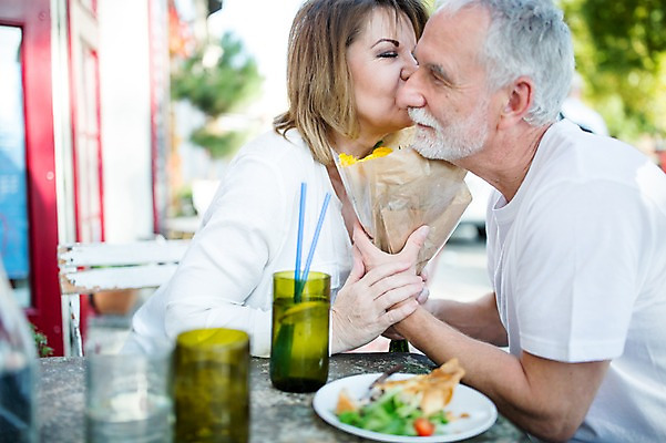 포토 JPG 주간 서양인 여자 노년 남자 꽃다발 50대 데이트 탁자 키스 선물 들기 사람 앉기 상반신 야외 두명 옆모습 실버라이프 레스토랑 손잡기 노부부 로맨틱 카페테라스 노인만 국내포토 자연요소 외국인 라이프스타일 부부 꽃 뷰포인트 중년 가구 컨셉 모션 성인 식당 카페 애정표현 성인만 파일형식