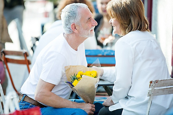 포토 JPG 주간 서양인 응시 여자 노년 남자 꽃다발 50대 데이트 탁자 선물 미소 사람 앉기 상반신 야외 두명 옆모습 뒷모습 실버라이프 마주보기 레스토랑 노부부 로맨틱 카페테라스 노인만 국내포토 자연요소 외국인 라이프스타일 부부 시선 꽃 뷰포인트 중년 가구 컨셉 모션 표정 성인 식당 카페 성인만 파일형식