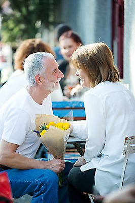 포토 JPG 주간 서양인 응시 여자 노년 남자 꽃다발 50대 데이트 탁자 선물 미소 들기 사람 앉기 상반신 야외 두명 옆모습 뒷모습 실버라이프 마주보기 레스토랑 손잡기 노부부 로맨틱 카페테라스 노인만 국내포토 자연요소 외국인 라이프스타일 부부 시선 꽃 뷰포인트 중년 가구 컨셉 모션 표정 성인 식당 카페 성인만 파일형식