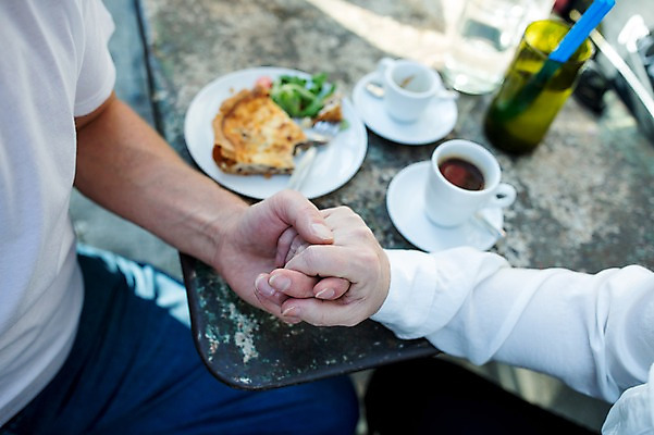 포토 JPG 주간 서양인 손 여자 노년 남자 50대 데이트 식탁 탁자 사람 근접촬영 야외 두명 신체부위 실버라이프 하이앵글 레스토랑 손잡기 노부부 로맨틱 커피잔 노인만 국내포토 자연요소 외국인 라이프스타일 부부 커피 뷰포인트 중년 가구 컨셉 모션 잔 성인 식당 성인만 파일형식