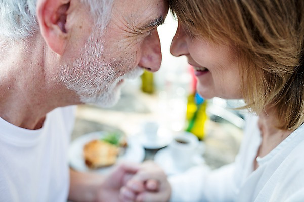 포토 JPG 주간 서양인 응시 여자 노년 남자 얼굴 50대 데이트 미소 사람 근접촬영 상반신 야외 두명 옆모습 신체부위 실버라이프 마주보기 손잡기 노부부 로맨틱 이마맞대기 노인만 국내포토 자연요소 외국인 라이프스타일 부부 시선 뷰포인트 중년 컨셉 모션 표정 성인 성인만 얼굴맞대기 파일형식