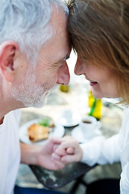 포토 JPG 주간 서양인 응시 여자 노년 남자 얼굴 50대 데이트 미소 사람 근접촬영 상반신 야외 두명 옆모습 신체부위 실버라이프 마주보기 손잡기 노부부 로맨틱 이마맞대기 노인만 국내포토 자연요소 외국인 라이프스타일 부부 시선 뷰포인트 중년 컨셉 모션 표정 성인 성인만 얼굴맞대기 파일형식